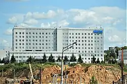 Вид на Межрегиональный клинико-диагностический центр (МКДЦ) с путепровода на Танковом кольце (до появления ЖК «Авалон Сити»), 2019 год