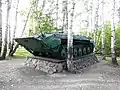 Боевая машины пехоты БМП-1 с северной стороны (слева) от могил