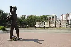 Памятник Майклу Джексону на улице Вайнера