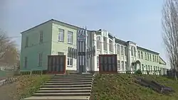 Мемориал у школы с именами погибших односельчан.