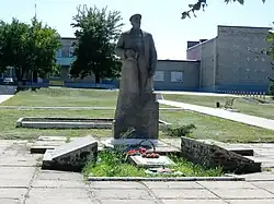 Могила генерал-лейтенанта А. К. Смирнова возле школы