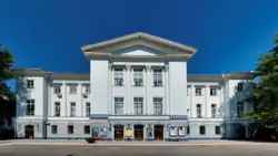 Библиотека размещается в одном здании с кинотеатром «Родина»