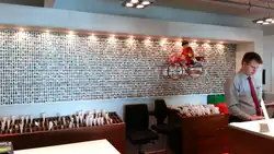  Панно с минифигурками Лего в холле гостиницы Hotel LEGOLAND, Биллунд.