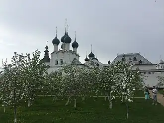 Митрополичий сад Ростовского Кремля весной