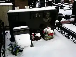 Могила Рязанова на Троекуровском кладбище Москвы