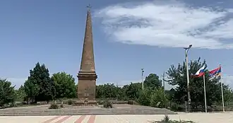 Обелиск в честь памяти русских воинов, принимавших участие в Ошаканской битве, недалеко от Эчмиадзина, Армения