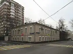 Дом 2 по Прокудинскому переулку, на углу с Большим Предтеченским переулком