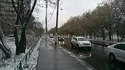 Улица Сталеваров у дома 18, корпус 1, и Новогиреевского пруда