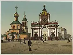 Красные ворота и церковь перед революцией