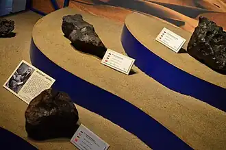 Фрагмент метеорита Царев в коллекции Московского планетария (слева внизу).
