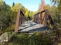 Мост БУЖД (ныне — автодорожный) через реку Большой Катав у подножия горы Большой Шелом