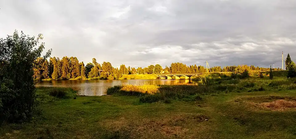 Мост через реку Оредеж. Вид с пляжа в Деревне Вырица