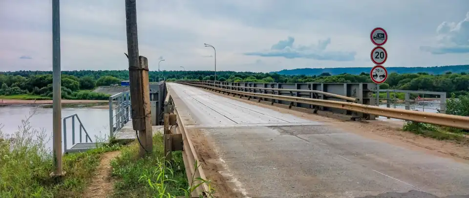 Вид с моста на левый берег реки