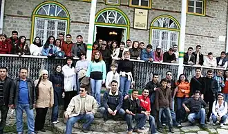 многочисленные туристы перед зданием музея