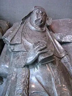 Одна из жён с молитвенником