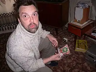 Михайлов с CD трибьют-альбома «Я Алкоголик — Я Анархист» Горшенёва, 2005 год