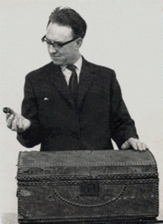 Эрик Мэйпл рассматривает камень с отверстием и старый сундук — единственные сохранившиеся артефакты, принадлежавшие народному искуснику[англ.] Джеймсу Мюрреллу[англ.] (в настоящее время хранятся в Саутендском центральном музее[англ.])