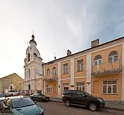 Свято-Никалаевский собор и здание музея.