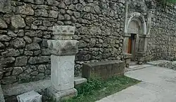 Надгробные камни у северной стены церкви, село Бёюк-Таглар, фото Г. Петросяна