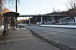 Надземный пешеходный переход через улицу Танковую, соединяющий микрорайон Танкодром и жилой район Горки (декабрь 2018)