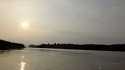 Вниз по протоке, вытекающей из Иннокентьевского озера, вдали Иннокентьевский утёс. За утёсом — протока Иннокентьевская и село Иннокентьевка.