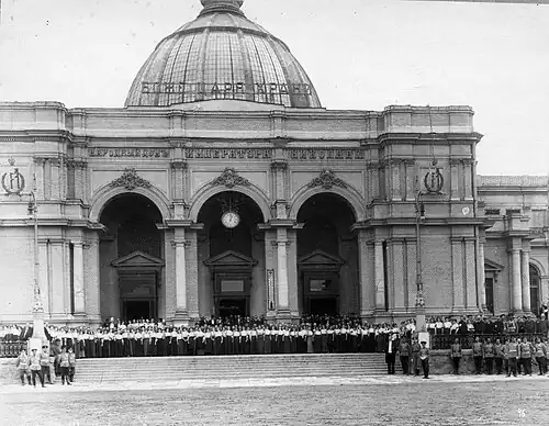 Группа обслуживающего персонала на ступенях Народного дома в ожидании «потешных» (перед торжественным обедом).