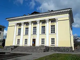 Национальная библиотека Удмуртской Республики.Построена в 1957 году. Авторами проекта — В. И. Антощуком и Б. С. Чичкиным — был взят за основу типовой проект, разработанный А. Э. Лопатто и А. Г. Лысяковым.