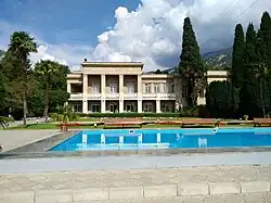 Административное здание и бассейн