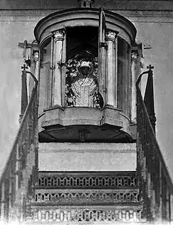 Образ Николая Чудотворца за алтарем, на территории Николо-Медведского монастыря в Новой Ладоге. С фотографии С. М. Прокудина-Горского. 1909 год.