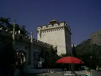 Одна из передних башен и ворота Дома для приезжающих