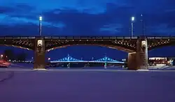 Новый и Старый мосты в холодный зимний вечер. Вид с Волги.