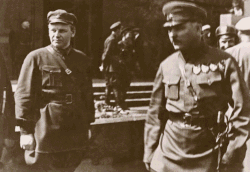 Н. С. Власик (слева) и К. Е. Ворошилов возле мавзолея В. И. Ленина. Конец 1920-х — начало 1930 годов