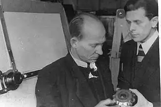 Инженер-технолог завода "Красный пролетарий" Н. С. Федин и начальник бюро изобретательства С. Д. Болхонский за обсуждением детали механизма (1943)