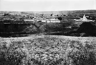 Церковь (справа) до революции