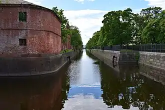 Слева — Адмиралтейство,справа — Екатерининский парк