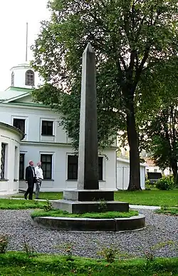 М. Ю. Лермонтов (справа) — руководитель ассоциации «Лермонтовское наследие», на прогулке у обелиска своего великого предка