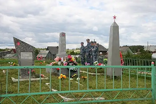 Деревня Огарково. Памятник на братской могиле красных партизан Савинского отряда. 2013