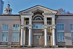 Один из портиков с тыльной стороны здания Казанского аэровокзала (ноябрь 2020)