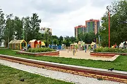 Одна из игровых площадок в Детском парке «Калейдоскоп» (июнь 2019)