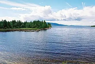 Вид на Толванд с дороги на восточном берегу