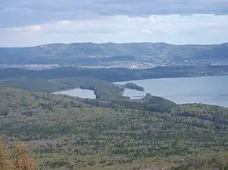 Озеро Инышко (слева), озеро Тургояк,Машгородок и Ильменский хребет:вид с Варгановой горы