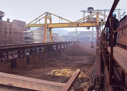 Окатыши на рудном дворе доменного цеха