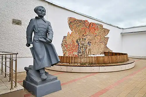 Около здания Литературного музея А. П. Гайдара