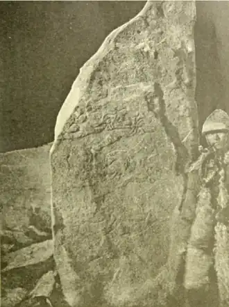 Оленный камень с могильника Санный Мыс (фотография А. Гейкеля, 1890 год)