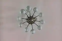 Люстра в зале ожидания