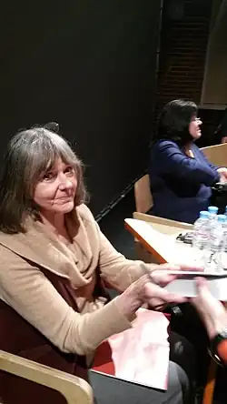 Ольга Матич подписывает экземпляры книги «Записки русской американки» на презентации книги 9 декабря 2016 года в Новом пространстве Театра наций. На заднем плане — Татьяна Толстая