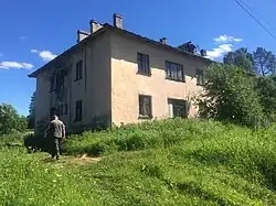 Дом возле остановочного пункта.