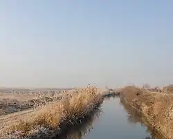 Оросительный канал на территории равнины