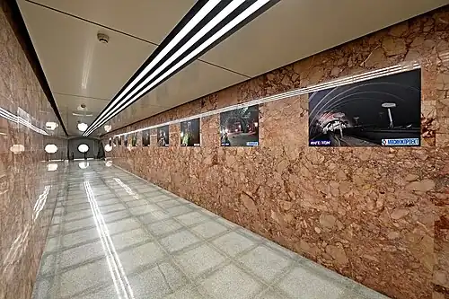 Один из проходов в центральный зал с фотографиями процесса строительства перехода