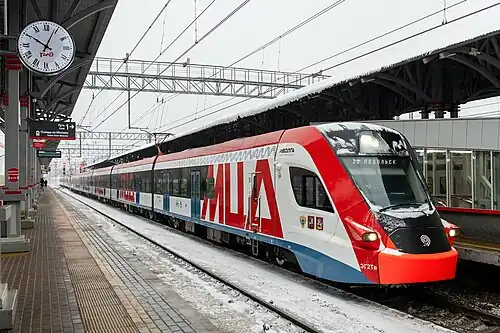 Электропоезда «Иволга 1.0» на станции Подольск в 6 и 5-вагонной составности, сцепленные по системе многих единиц